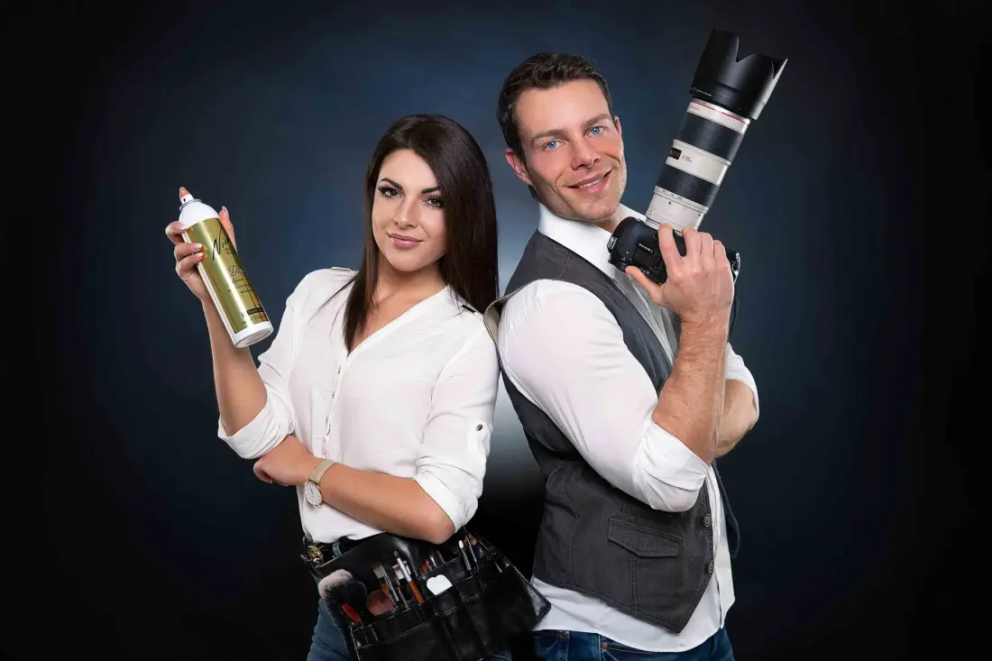 Brautstylistin Katharina Palzer mit Haarspray und Ralf Riehl mit Kamera